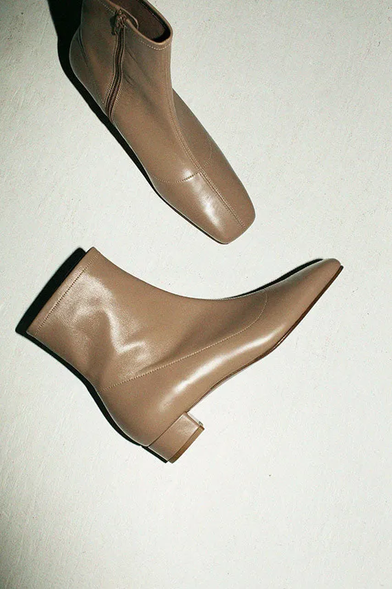 Neutral Este Boot