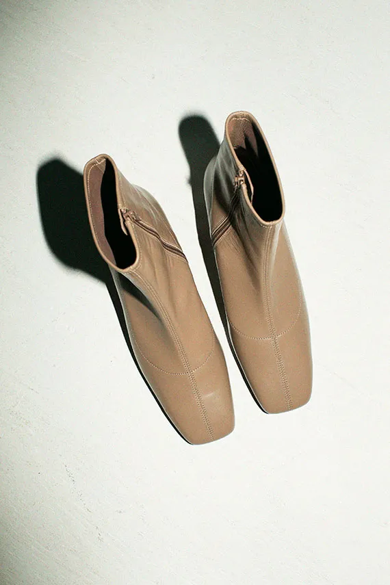 Neutral Este Boot