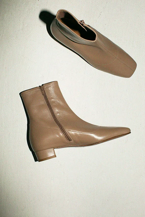 Neutral Este Boot