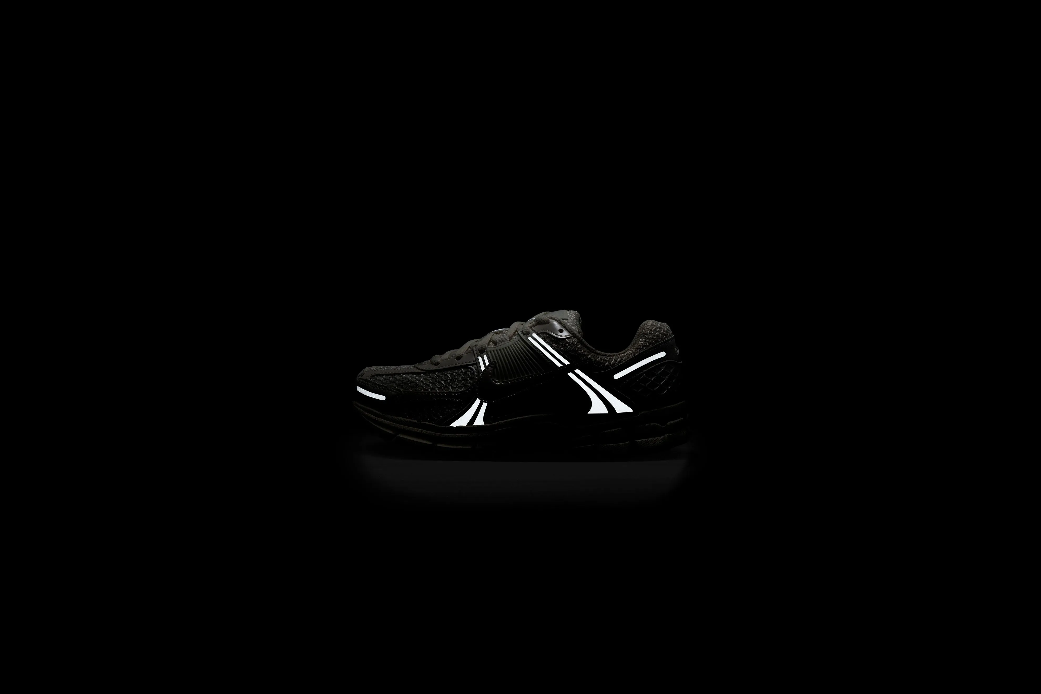 WMNS Nike Zoom Vomero 5 (Sail/Sail-Photon Dust-Flax)